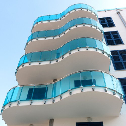 Palazzo-con- parapetti-in-vetro-azzurro-Qudam